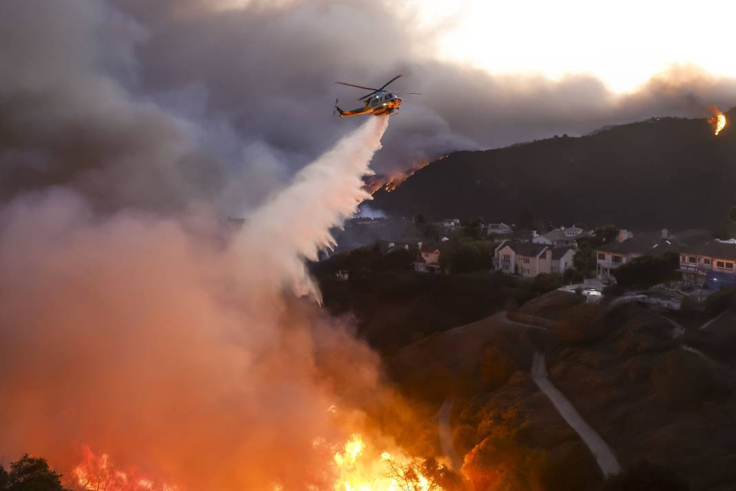 ABD cehennemi yaşıyor! Yangın felaketinde 5 ölü, 100 bin kişiye tahliye emri - Resim: 56